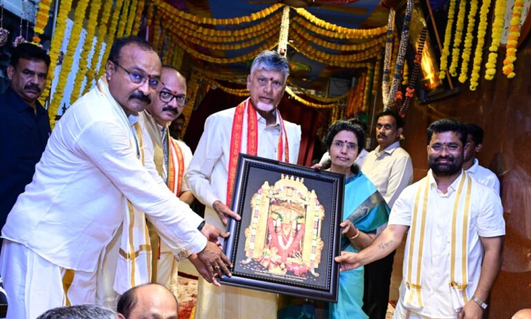 బెజవాడ దుర్గమ్మను దర్శించుకున్న సీఎం చంద్రబాబు దంపతులు