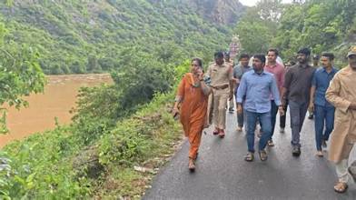 అధికార యంత్రాంగం అనుక్షణం అప్రమత్తంగా ఉండాలి : హోంమంత్రి అనిత Visakhapatnam Home Minister Anitha Visited The Cyclone Affected Areas