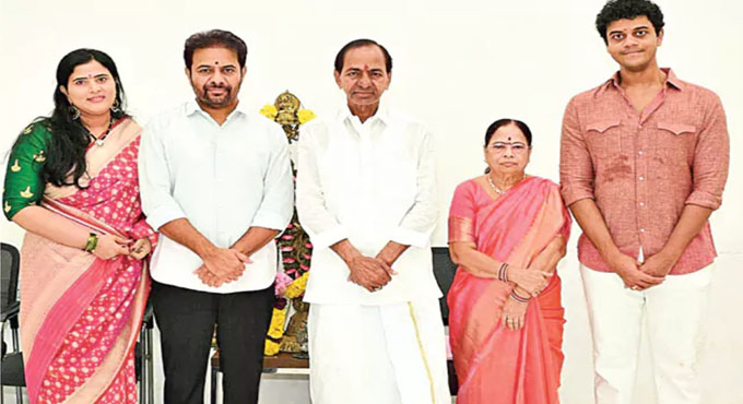కుటుంబ సభ్యులతో కేసీఆర్ దసరా వేడుకలు