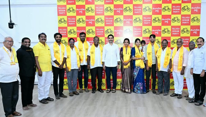 మంగళగిరిలో వైసీపీకి షాక్ ఇచ్చిన లోకేష్..!