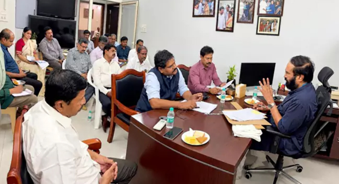 ప్రజలు ఆందోళన చెందవద్దు.. సరిపడా నిలువలు ఉన్నాయి : మంత్రి ఉత్తమ్