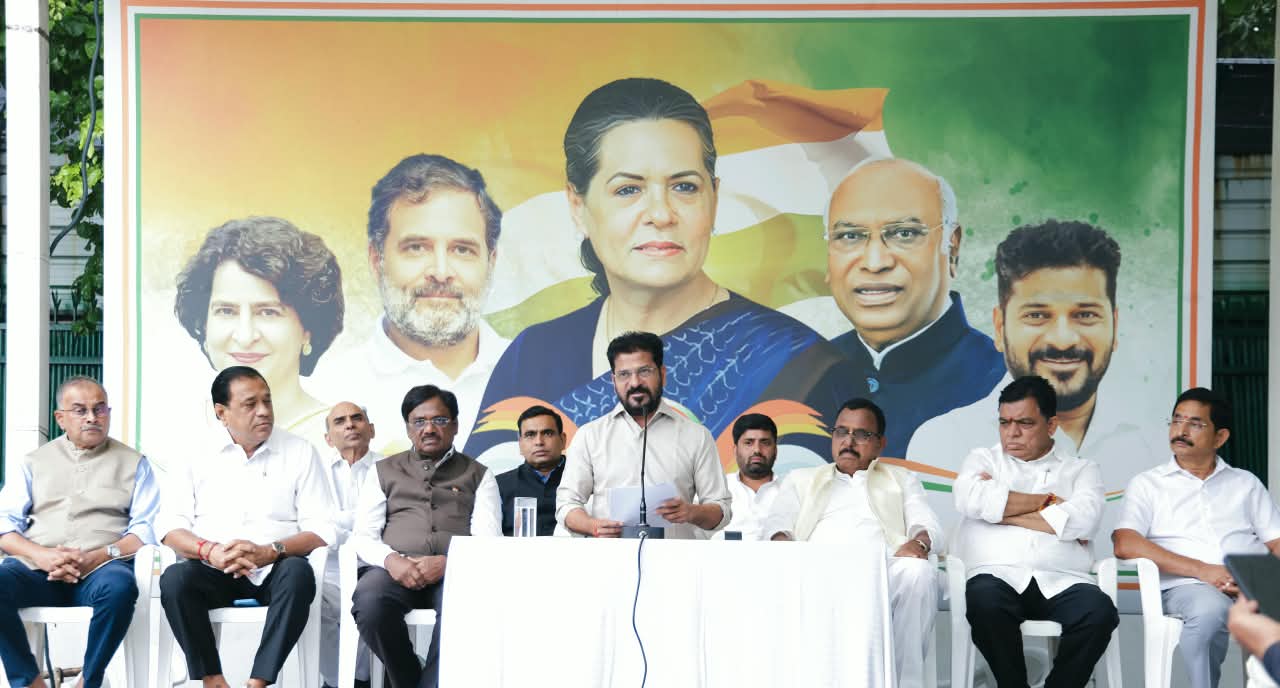 మియాపూర్ భూములు కొల్లగొట్టేందుకు కేసీఆర్, బంధువుల యత్నం: సీఎం రేవంత్ రెడ్డి Cm Revanth Reddy Pressmeet On Miyapur Lands