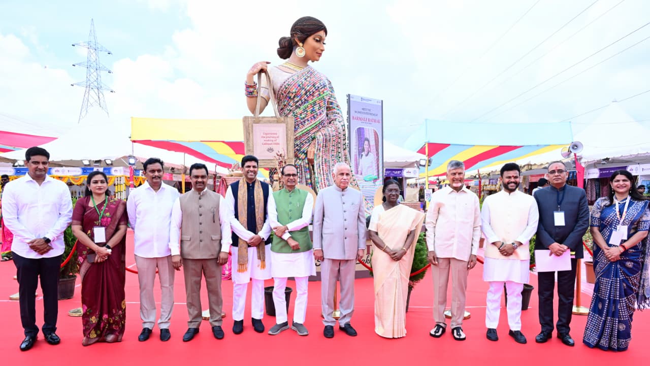విజయవాడలో జాతీయ సరస్ మేళాను ప్రారంభించిన రాష్ట్రపతి President Droupadi Murmu Inaugurates The National Saras Mela In Vja