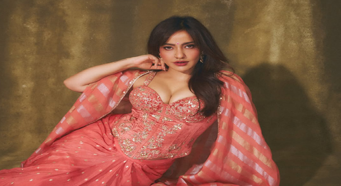 Neha Sharma Shows Off Her Cleavage In A Modern Outfit
