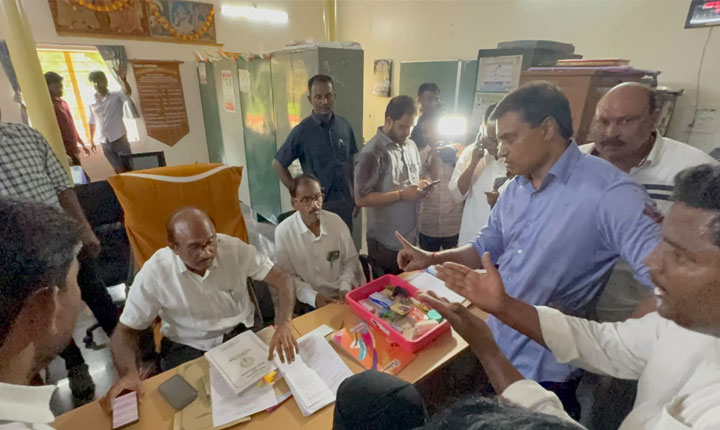 రిటర్నింగ్ అధికారిపై ఎంపీ మిథున్రెడ్డి బెదిరింపులు..? Punganur Municipal Election Nomination Row Allegations Against Mp Midhun Reddy For Threatening Ro