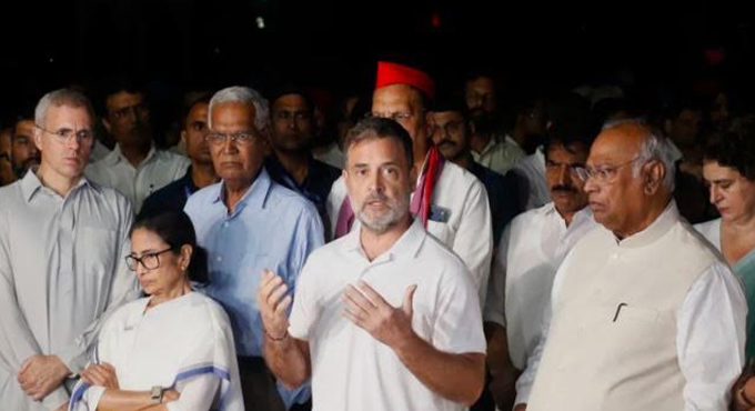 రాజ్యాంగ పరిరక్షణే థ్యేయం.. హస్తిన వీధుల్లో విపక్ష పోరాటం.. Safeguarding The Constitution Is The Goal Opposition Protests On The Streets Of Delhi