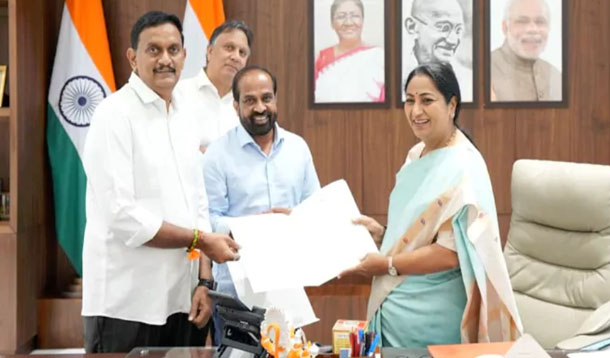 విజయవాడ దసరా ఉత్సవాలు.. ఢిల్లీ సీఎం రేఖాగుప్తాకు ఆహ్వానం Delhi Cm Rekha Gupta Invited To Vijayawada Dasara Celebrations