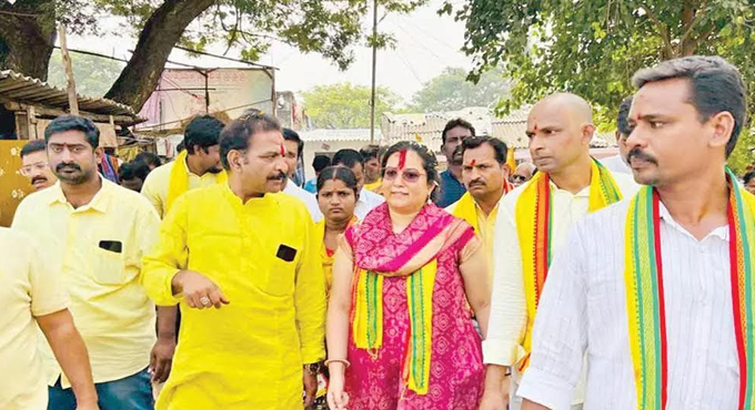 అనుభవం వర్సెస్ రాజకీయ బలం.. విజయనగరం మేయర్ పీఠం ఎవరికి దక్కేను..