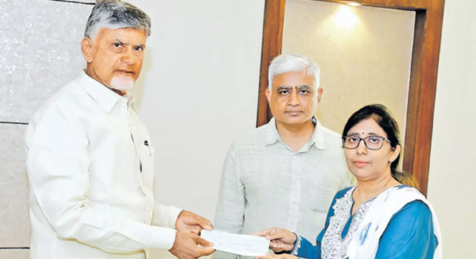 సీఎం చంద్రబాబుతో వైఎస్ సునీత దంపతుల భేటీ..! Ys Sunitha And Her Husband Meet Cm Chandrababu