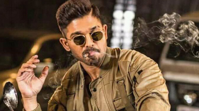 అల్లు అర్జున్ బర్త్ డే సందర్భంగా “నా పేరు సూర్య ” సైకత శిల్పం