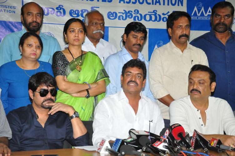 శ్రీరెడ్డి ప్ర‌వ‌ర్త‌నతో స‌భ్య స‌మాజం సిగ్గుప‌డుతోంది.. ‘మా’ లో స‌భ్య‌త్వం ఇవ్వం:  శివాజీ రాజా!