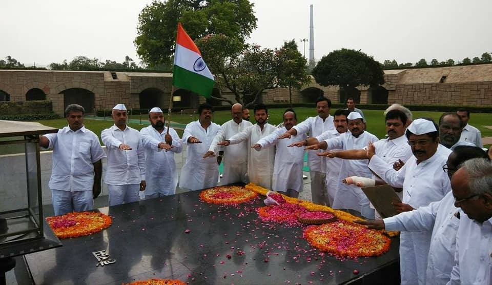 రాజ్ ఘాట్ వద్ద టీడీపీ ఎంపీల మౌన దీక్ష రాజ్ ఘాట్ వద్ద టీడీపీ ఎంపీల మౌన దీక్ష