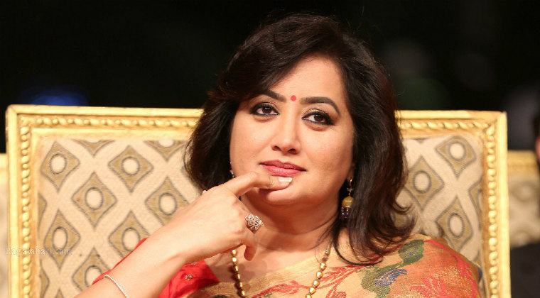 ఎన్నికల బరిలో సినీ నటి సుమలత ? ఎన్నికల బరిలో సినీ నటి సుమలత ?