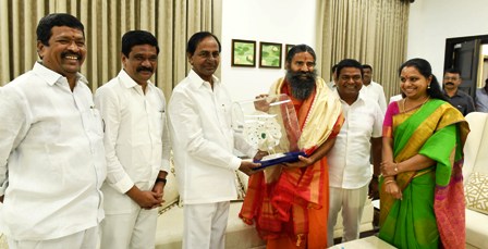 సీఎం కేసీఆర్ తో రాందేవ్ బాబా భేటీ