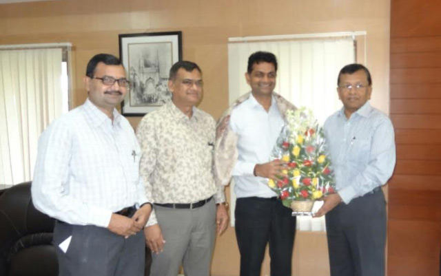 ఎల్ఐసీ ఏజెంట్లలో నెం.1 వెంకట్ వాకాలపూడి