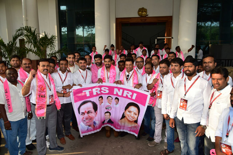 టీఆర్ఎస్ ప్లీనరీకి తరలిన ఎన్నారైలు
