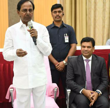 కష్టాల్లో ఉన్న ఎన్నారైలను ఆదుకుంటాం – కేసీఆర్