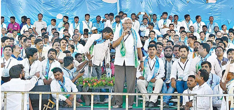 దించటానికే వచ్చినం… దిగిపొమ్మని హెచ్చరిస్తున్నాం