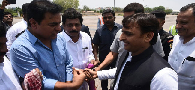 అఖిలేశ్ కు ఘనస్వాగతం