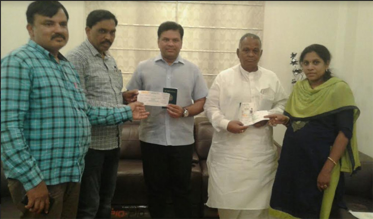 రైతుబంధు చెక్ ను రైతు సమన్వయ సమితికి ఇచ్చిన మహేష్ బిగాల