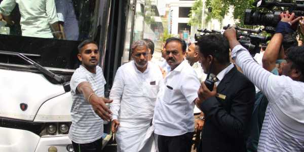 హైదరాబాద్ కు మారిన కన్నడ రాజకీయాలు