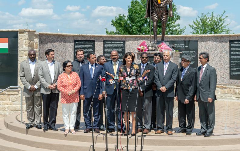 Nikki Haley Us Ambassador To Un Pays Floral Tribute To Gandhi In Dallas 10181 