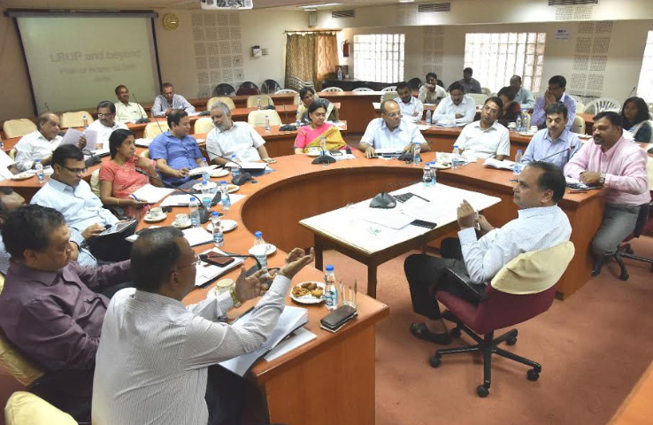 పట్టాదారు పాసుపుస్తకాలు, రైతు బంధు చెక్కుల పంపిణీ పై అధికారులతో సీఎస్ సమీక్ష