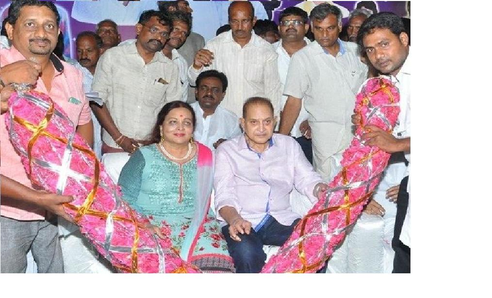 అభిమానుల సమక్షంలో సూపర్‌స్టార్‌ కృష్ణ పుట్టినరోజు వేడుక