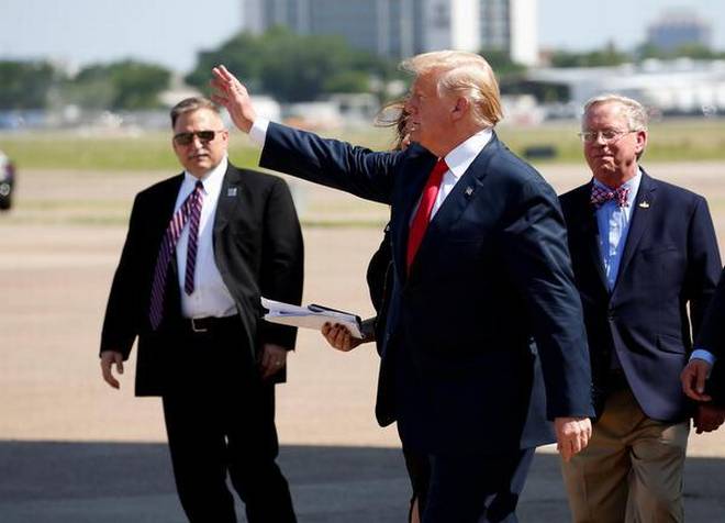 టెక్సాస్ స్కూల్ కాల్పుల్లో మృతుల కుటుంబాలను పరామర్శించిన ట్రంప్