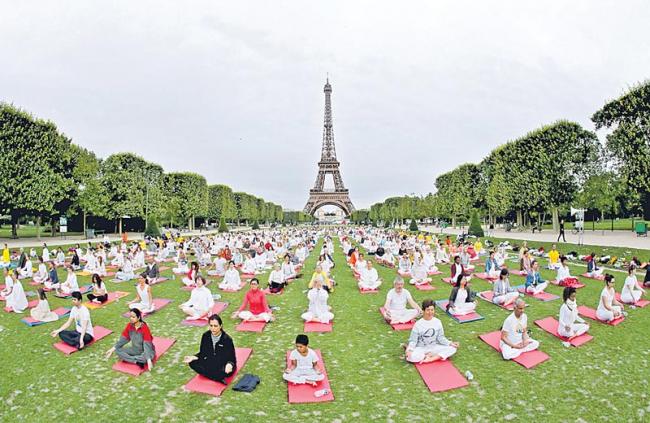 యోగా వేడుకలు ప్రారంభం
