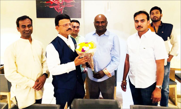 కలెక్టర్ కు ప్రవాసాంధ్రుల ఘనస్వాగతం