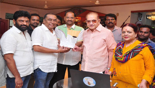 ‘మనం సైతం’కు కృష్ణ దంపతుల విరాళం