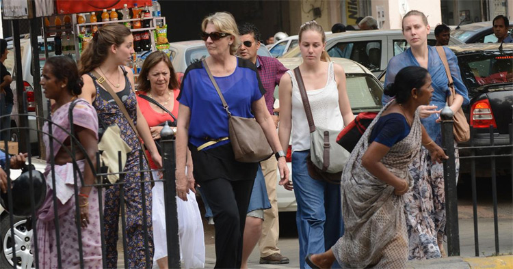 విదేశీ పర్యాటకులకు భారత్ షాక్