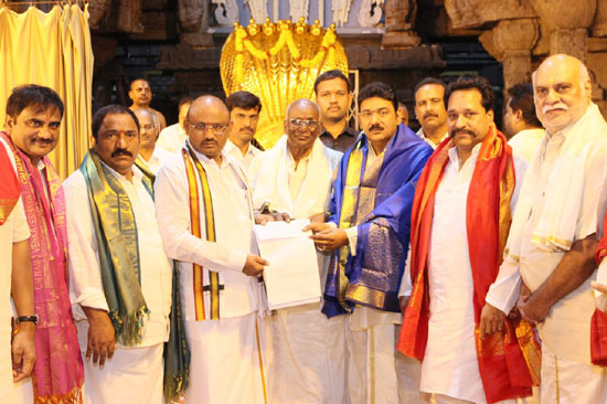 టీటీడి సేవా పథకాలకు ఎన్నారైల విరాళం