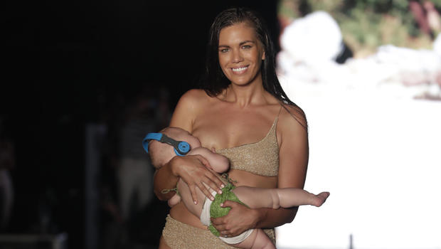 ర్యాంప్ పైనే బిడ్డకు పాలిచ్చిన మోడల్