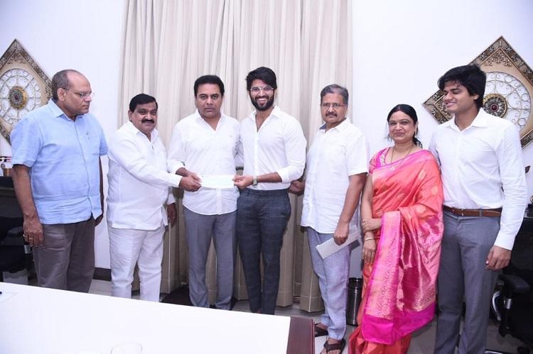 సీఎం సహాయనిధికి విజయ్ దేవరకొండ భారీ విరాళం