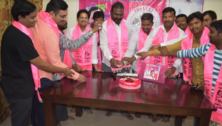 ఎన్నారై విభాగం ఆధ్వర్యంలో కేటీఆర్ జన్మదిన వేడుకలు