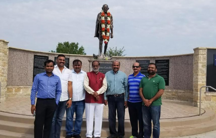 గాంధీకి నివాళులర్పించిన లక్ష్మణ్