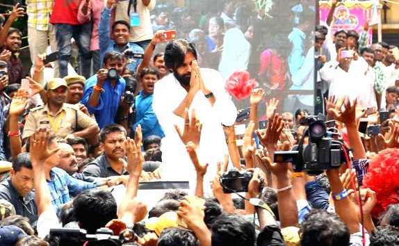 మహంకాళి అమ్మవారిని దర్శించుకున్న పవన్