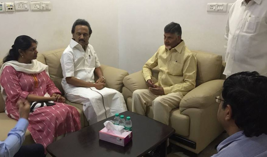 కరుణానిధిని పరామర్శించిన సీఎం చంద్రబాబు