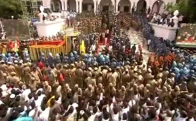 కరుణానిధి అంతిమయాత్ర ప్రారంభం