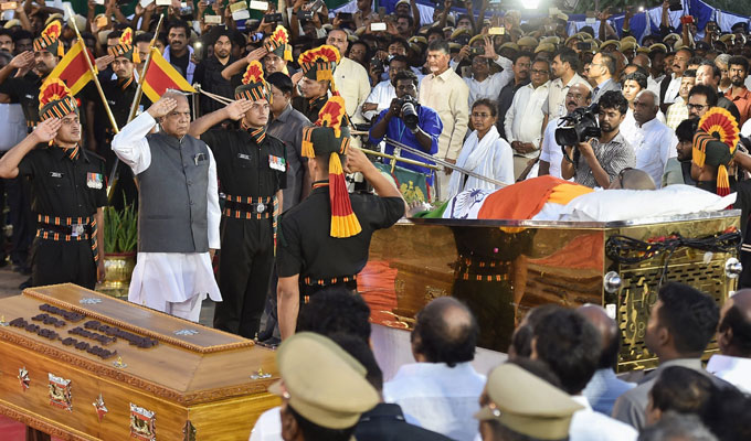 కరుణానిధికి కన్నీటి వీడ్కోలు