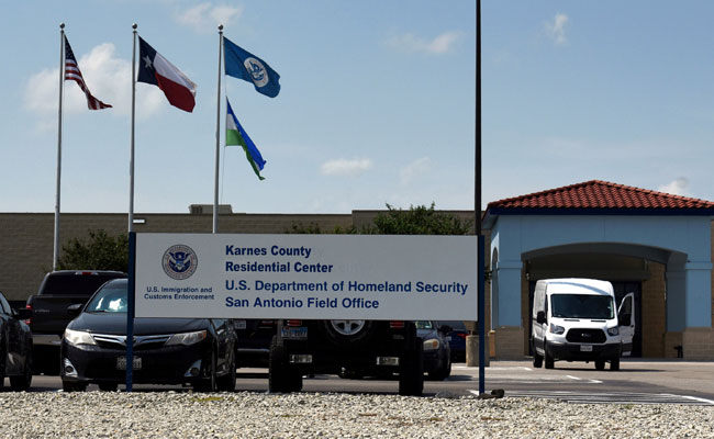 అమెరికాలో అక్రమంగా ఉంటున్న భారతీయులు అరెస్టు