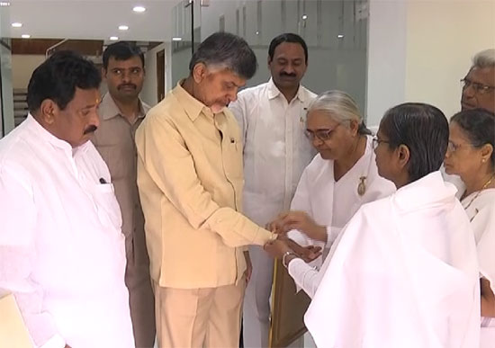 సీఎం చంద్రబాబుకు రాఖీ కట్టిన బ్రహ్మకుమారీలు