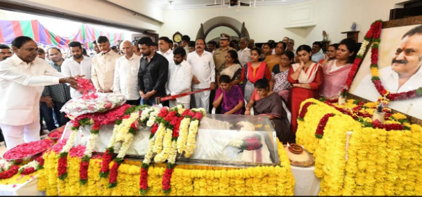 హరికృష్ణ భౌతికకాయానికి సీఎం కేసీఆర్ నివాళులు