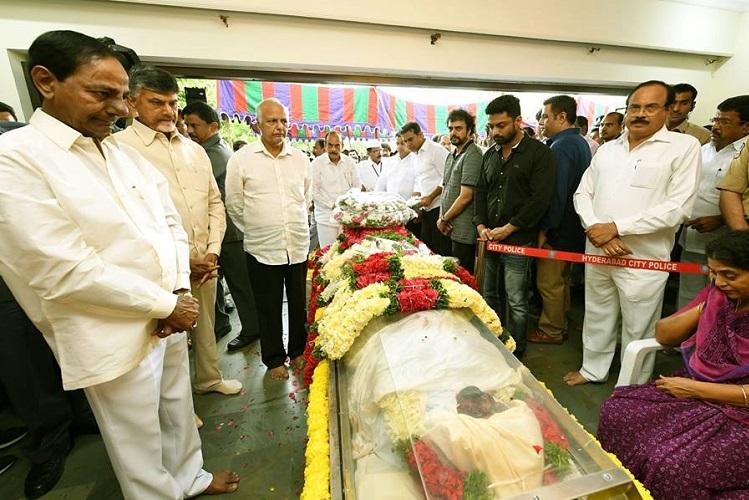 జూబ్లీహిల్స్ మహా ప్రస్థానంలో హరికృష్ణ అంత్యక్రియలు