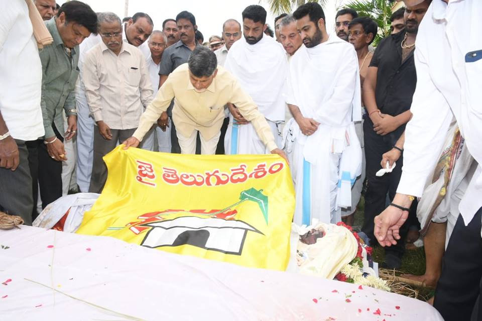 ముగిసిన హరికృష్ణ అంత్యక్రియలు