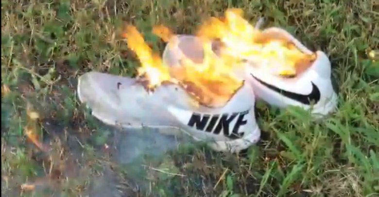 నైకీ వస్తువులను తగులబెడుతున్న అమెరికన్లు