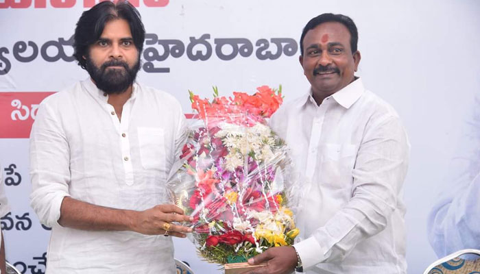 తొలి అభ్యర్థిని ప్రకటించిన జనసేన తొలి అభ్యర్థిని ప్రకటించిన జనసేన