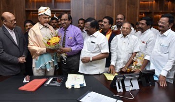 సీఎం చంద్రబాబుకు ఆర్యవైశ్య నేతల సత్కారం